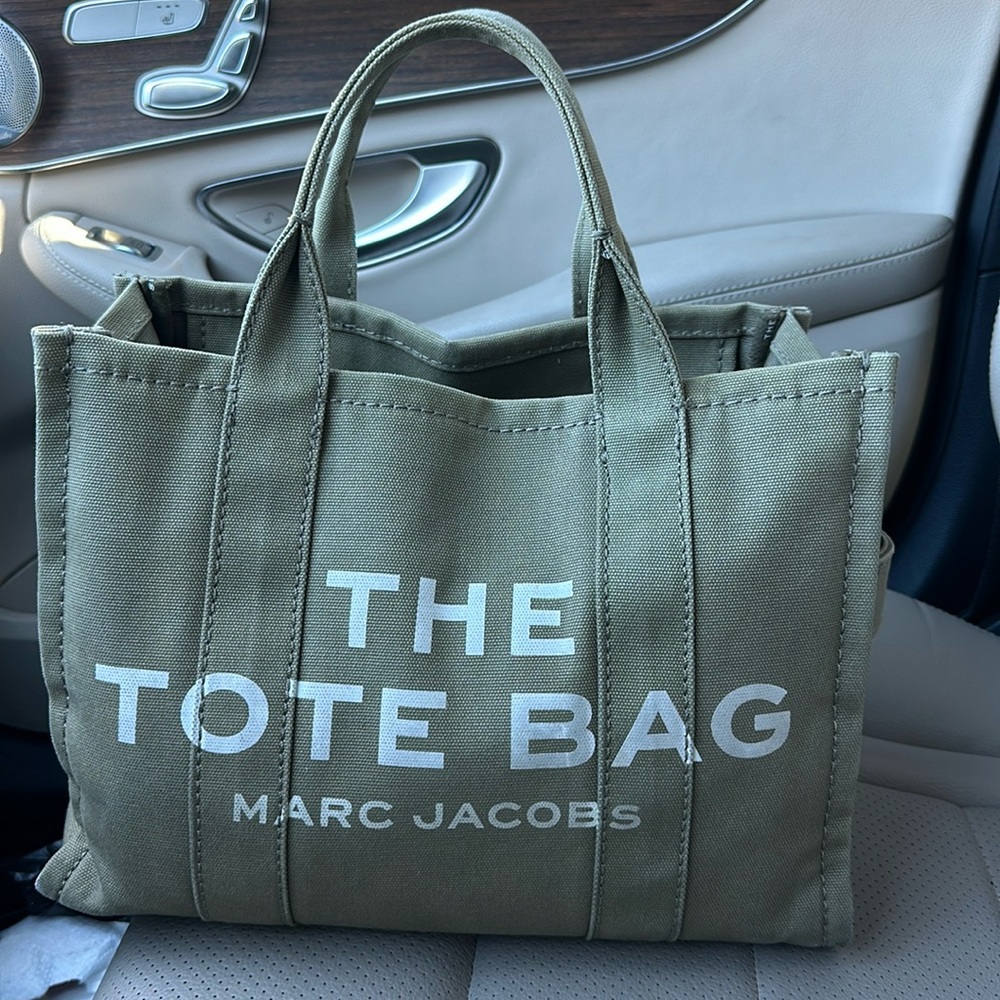 Marc Jacobs The Tote Bag Medium